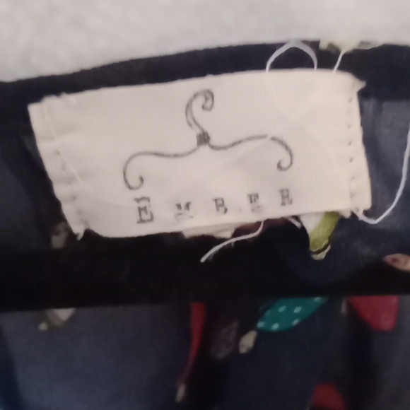 Cute woman's sheer top - Picture 5 of 7